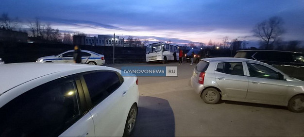 В Иванове пассажирский автобус свалился в канаву