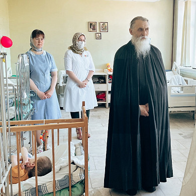 В областной детской клинической больнице крестили тяжелобольных малышей