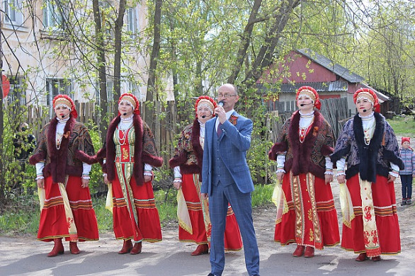 Кинешемских ветеранов поздравили праздничными выступлениями, организованными прямо под их окнами