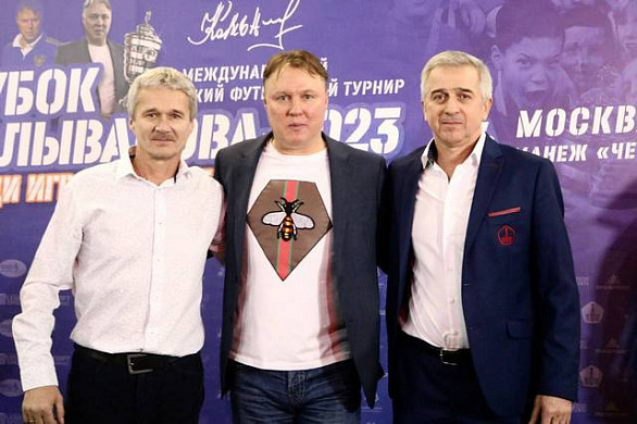 Главный тренер «Текстильщика» Игорь Колыванов наградил победителей традиционного кубка, названного в его честь
