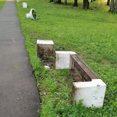 В Вичуге неизвестные повредили лавочки и урны в парке 