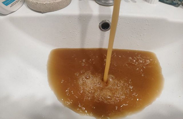 В Кохме в доме №63 на Ивановской улице из кранов пошла коричневая вода