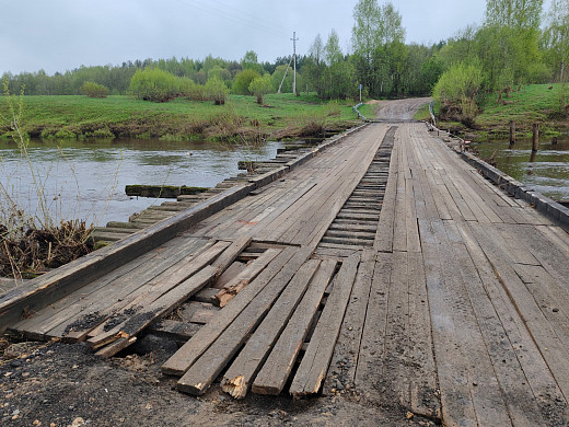 Деревянный мост через Нерль, который затапливает паводками, обследуют