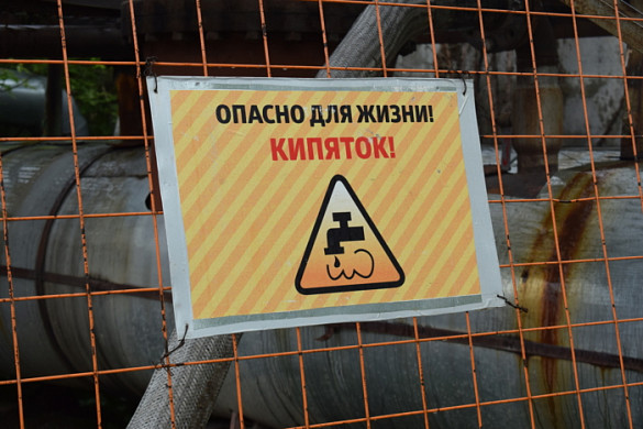 В Суховке из-под земли забил большой горячий гейзер