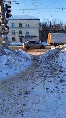 Старикам и молодым мамам трудно перейти дорогу