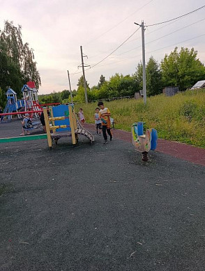 Ребенок получил синяки, играя на детской площадке