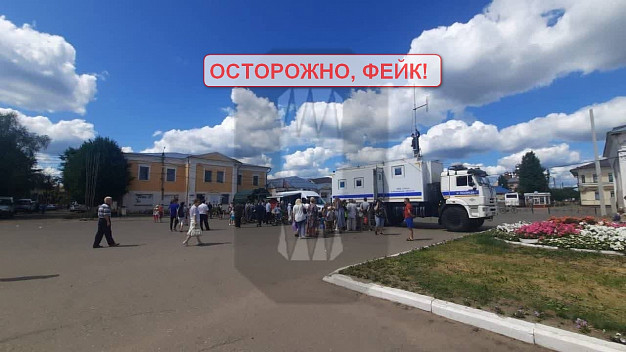 УМВД: Очередь не в автозак, а в машину связи