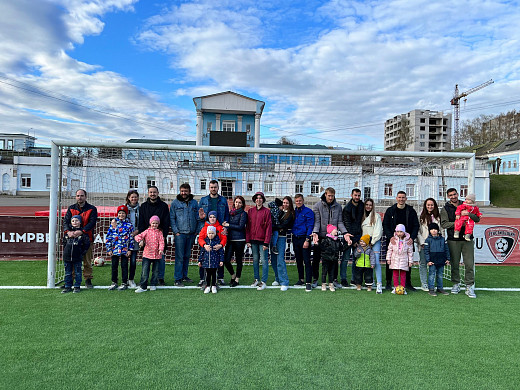 Футболисты «Текстильщика» вместе с болельщиками налепили свистулек