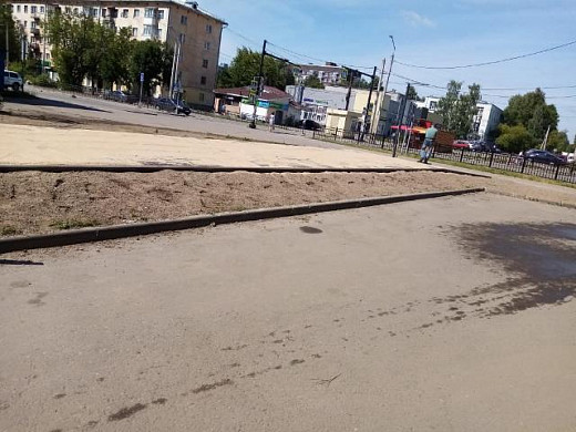 Жительница Иванова жалуется на отсутствие пешеходных дорожек перед поликлиникой