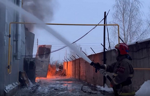 Рано утром в Иванове сгорел большой склад макулатуры