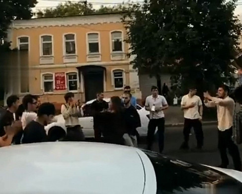 В Иванове группа молодых людей устроила танцы на проезжей части