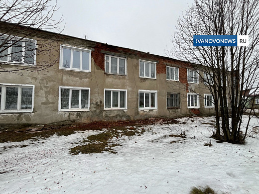 Жители дома в Юрьевце жалуются на падающие кирпичи