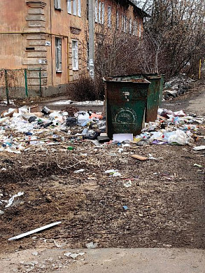 Контейнерные площадки на Сортировке завалены мусором