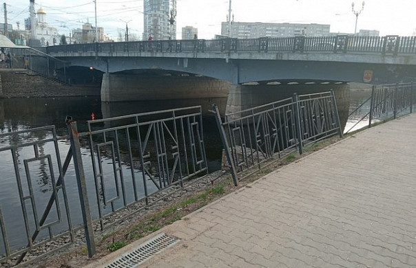 У Театрального моста в Иванове повреждены ограждения на набережной