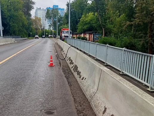 В Иванове моют остановки и ограждения 