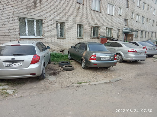 В Приволжске машины можно ставить прямо на газонах