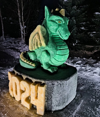 Электромонтер из Кинешмы создает снежные фигуры за Полярным кругом