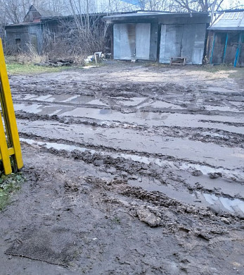  Жители дома на Суздальской попали в грязевой плен 