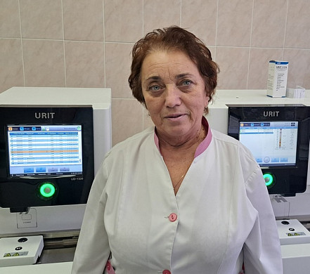  Лаборант областной больницы отмечает полувековой юбилей работы 