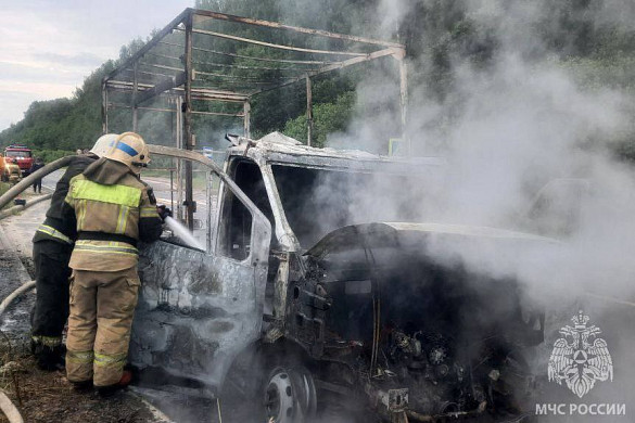 На ивановской трассе загорелся грузовой автомобиль: ВИДЕО