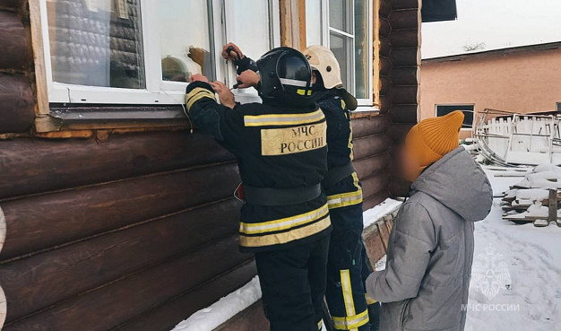 Палехские спасатели помогли местной жительнице попасть в свой дом через окно