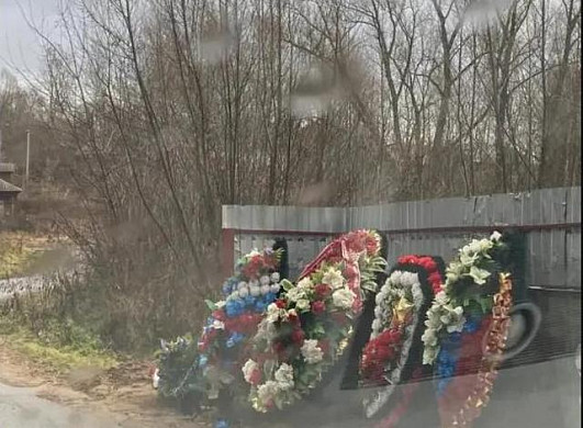 В Наволоках венки с обелиска павшим в войне выбросили на помойку