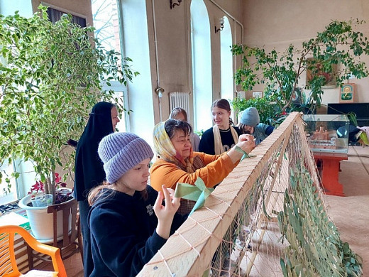 В Иванове дети помогают сестрам Введенского монастыря плести маскировочные сети