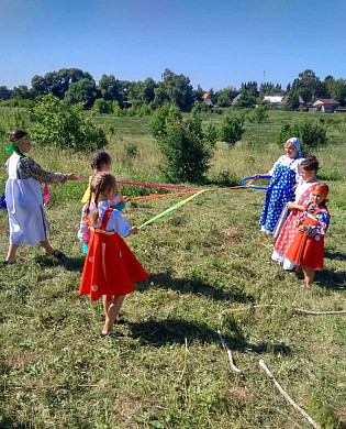 На заповедном лугу в Ивановской области развернули скатерть-самобранку
