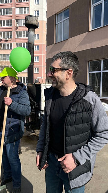 Жителя Московского микрорайона поздравили с днем рождения во время субботника