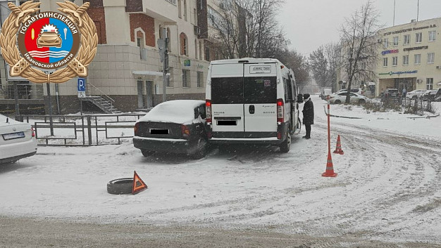 В Иванове автомобиль столкнулся с автобусом