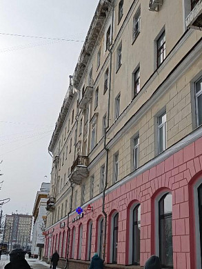С одного из главных зданий Иванова свисают сосульки