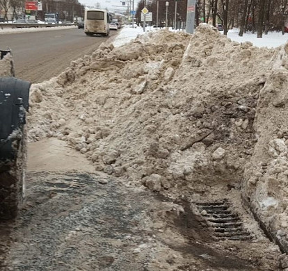  В Иванове начали чистить от снега и льда дождеприемники 