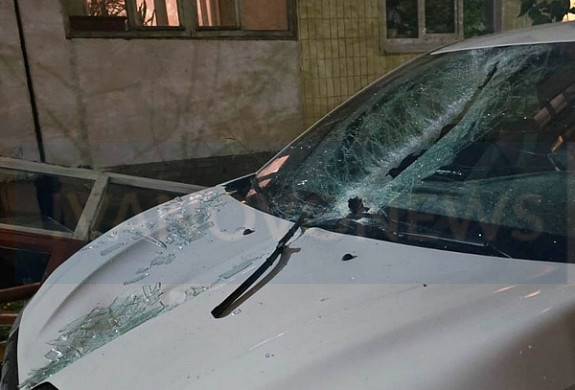 В Иванове на иномарку упало балконное остекление