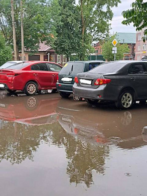 На улице Московской в Иванове вода размывает фундаменты домов