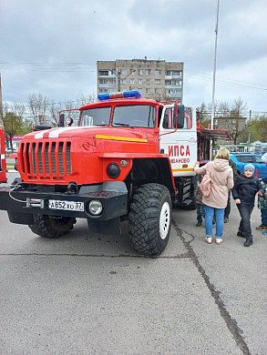 У ТЦ «Ясень» в Иванове развернули лагерь с техникой МЧС и полевой кухней
