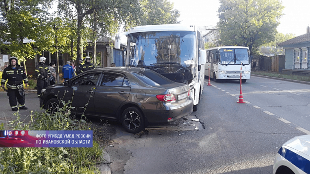 В Иванове столкнулись автомобиль и автобус