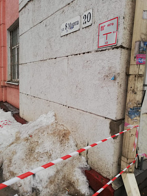В центре Иванова девушку убило отвалившимся от здания куском стены 