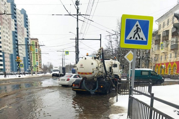 С ивановских улиц убирают снег и воду
