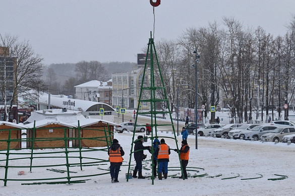 В Кинешме  устанавливают главную новогоднюю елку