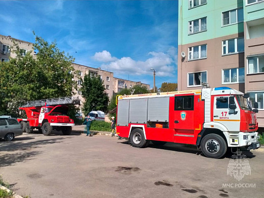 Пожарные вытащили из горящей малосемейки мужчину и женщину без сознания