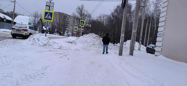 После расчистки дорог ивановцы не могут ходить по тротуару