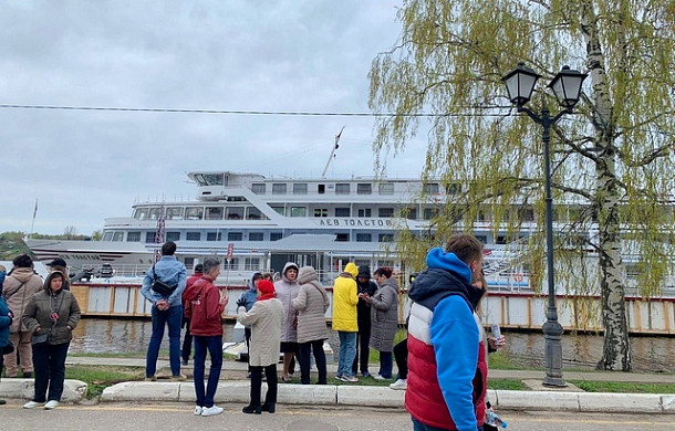 В Плесе встретили круизный теплоход «Лев Толстой»