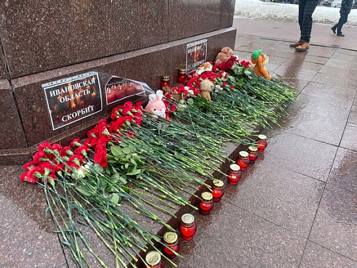Ивановцы приносят цветы к памятнику Георгию Победоносцу