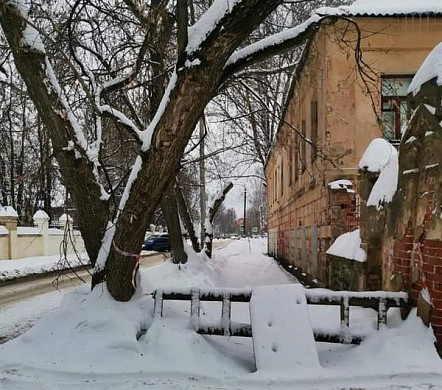 В Иванове перегородили тротуар, чтобы не чистить крышу