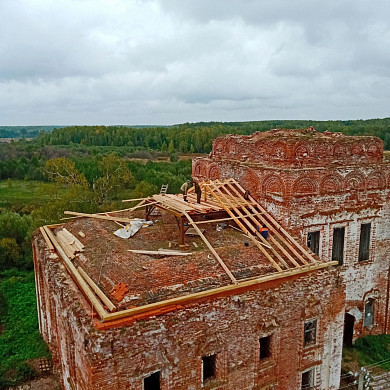 На старинном храме в селе Воскресенское установили крест