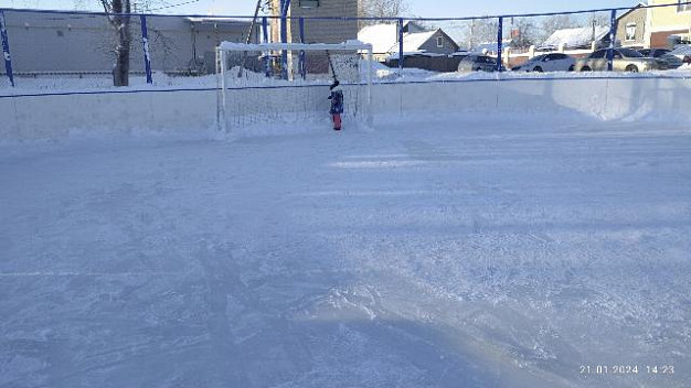 Жители ЖБК недовольны льдом на детской площадке