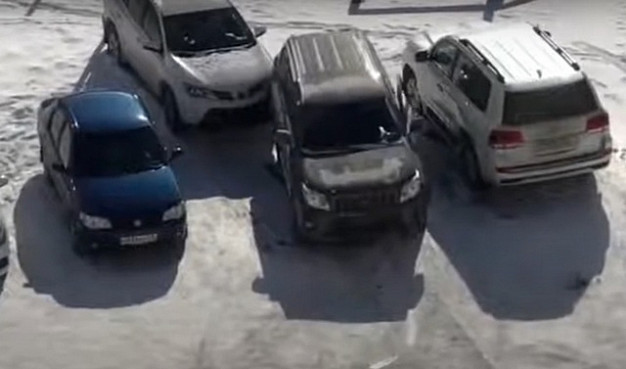 Ссора двух автоледи из-за парковки закончилась травмой и лишением водительских прав
