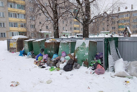  В Пучеже на мусорках появились перевернутые контейнеры 