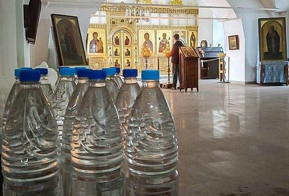 В Шуе волонтеры доставили нуждающимся 250 литров святой воды