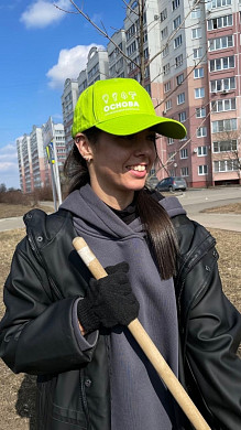 Жителя Московского микрорайона поздравили с днем рождения во время субботника